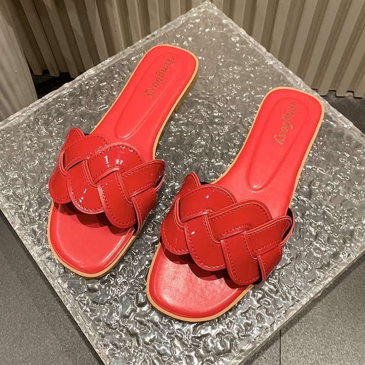New Straight Line Fried Dough Twists Cross Belt Flat Slippers Designer Sandals Spring 2025 Leisure Large Holiday Seaside Women's Slippers
