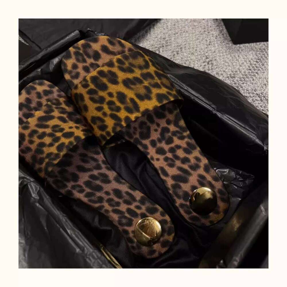 Spring and new flat bottomed leopard print slippers for women's daily wear, summer trend fashion sandals, designer shoes