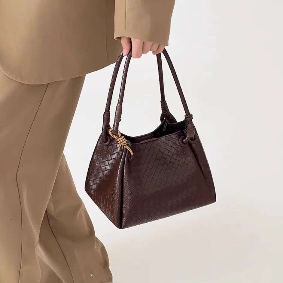Knitted commuting niche 2025 high-end new casual large capacity women's bag single shoulder fashionable tote bag