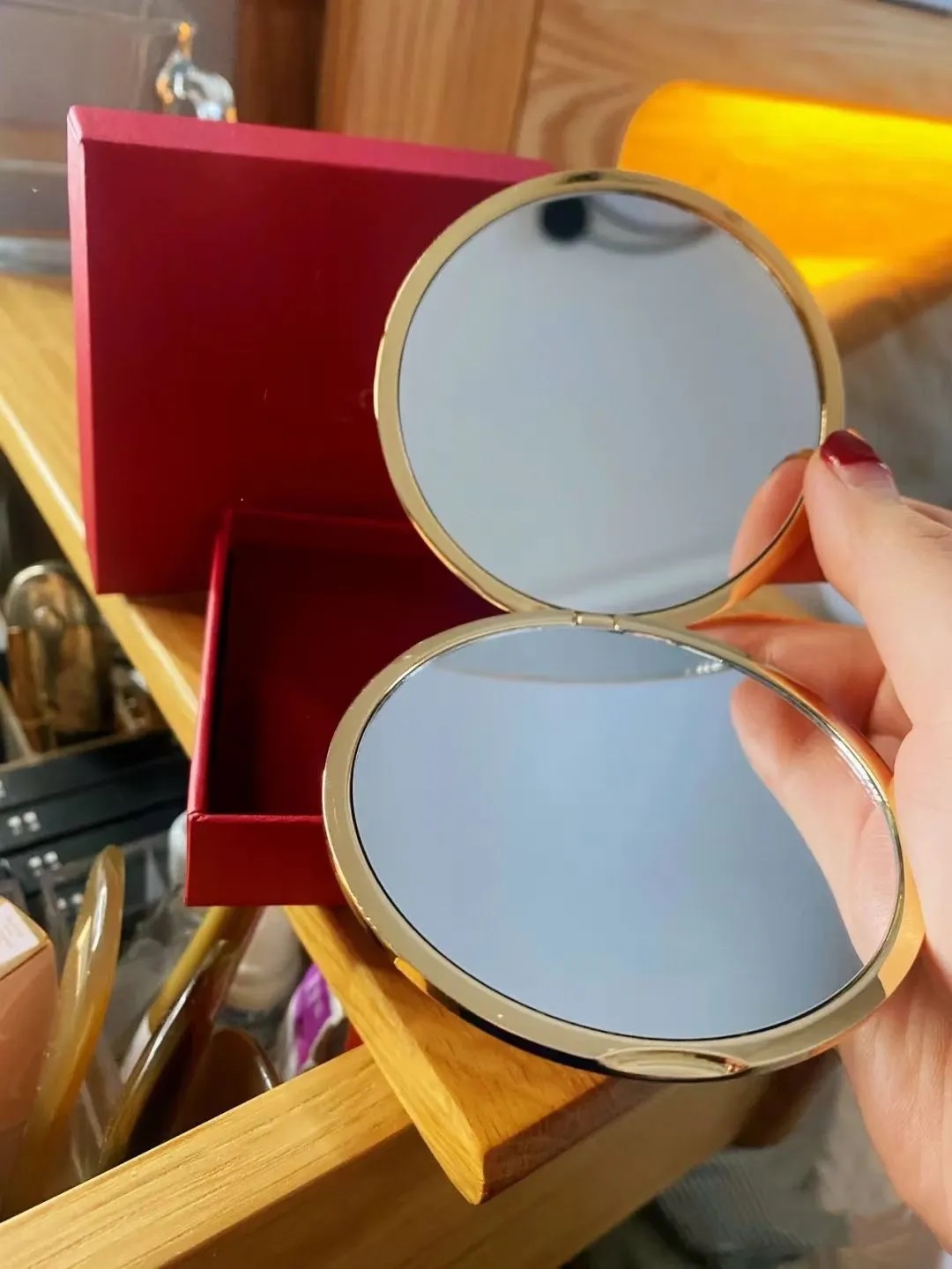 2026 New Makeup Mirror Facettes Compact Folding Fashion Portable Gold Sliver Travel Cosmetics Miror Double Sided Flora Mirrors For Outdoor Beauty