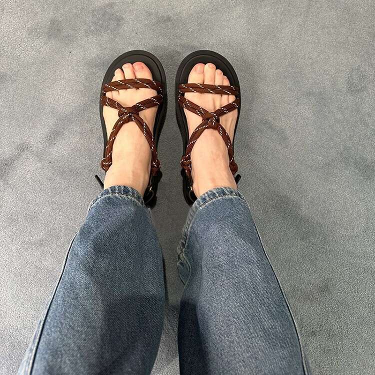 Knitted rope toe flip flops women in the summer of 2025, new flat bottomed beach sandals with clipped feet, casual and versatile for outdoor wear
