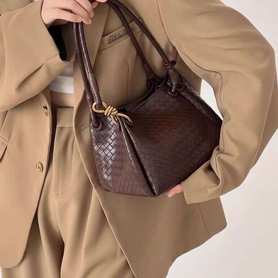 Knitted commuting niche 2025 high-end new casual large capacity women's bag single shoulder fashionable tote bag