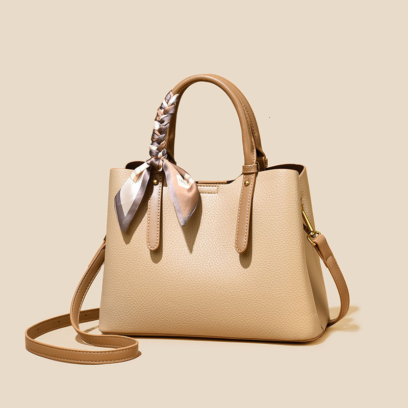 Free shipping designer bag Handbag, casual contrasting color, high-end feel, fashionable texture, women's shoulder bag, elegant temperament, moth