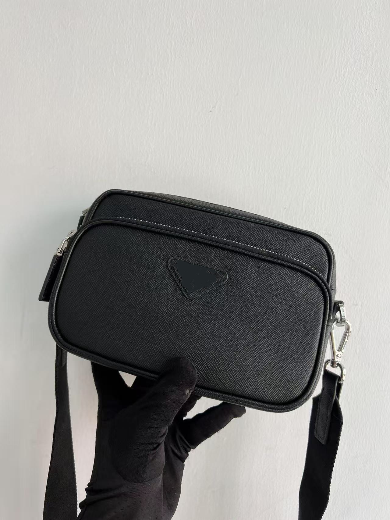 Designer bag mensandwomens Triangle Zipper style luxnuy leather Single shoulder crossbody bag Fashionable high-end Shoulder bag wallet