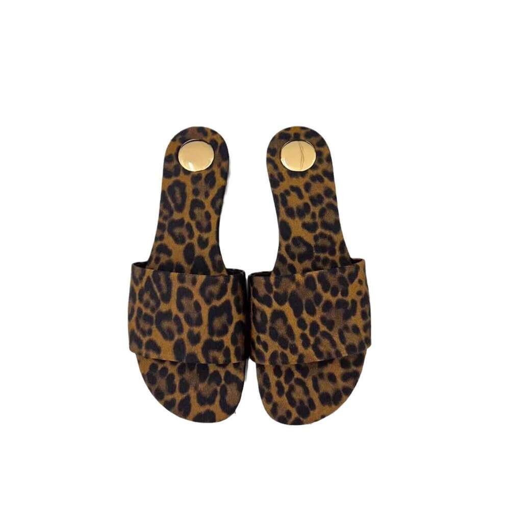 Spring and new flat bottomed leopard print slippers for women's daily wear, summer trend fashion sandals, designer shoes