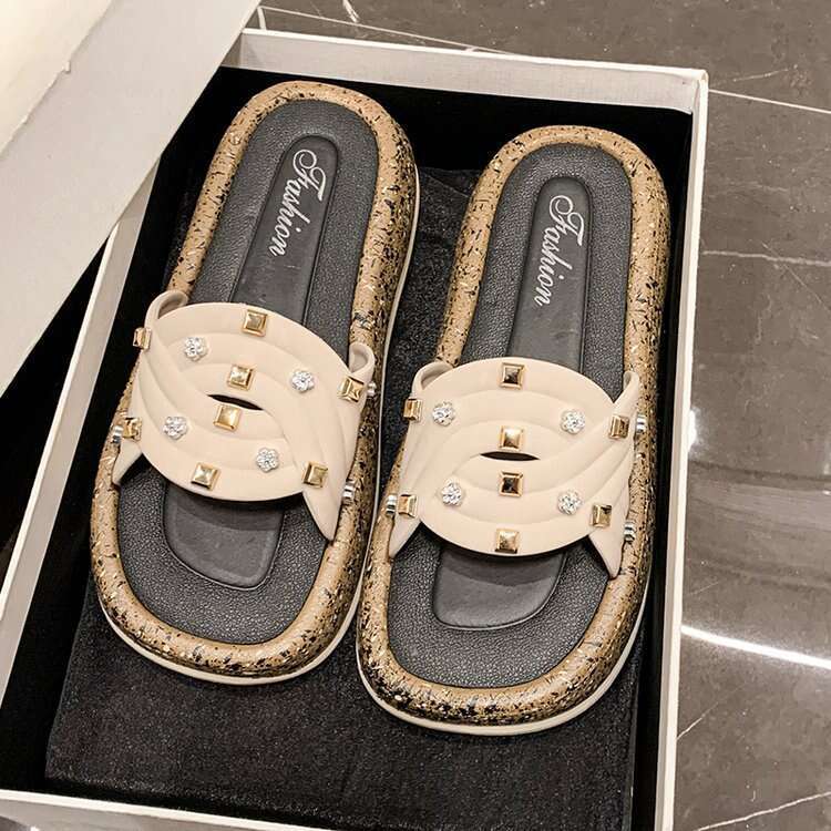 Thick Soled Slippers For Female Designers Summer Flat Slippers 2025 New Cross Strap Soft Soled Sandals Minimalist Campus Student Slippers