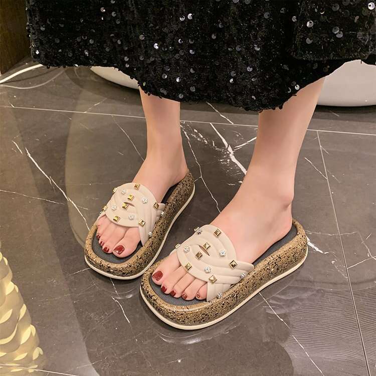 Thick Soled Slippers For Female Designers Summer Flat Slippers 2025 New Cross Strap Soft Soled Sandals Minimalist Campus Student Slippers