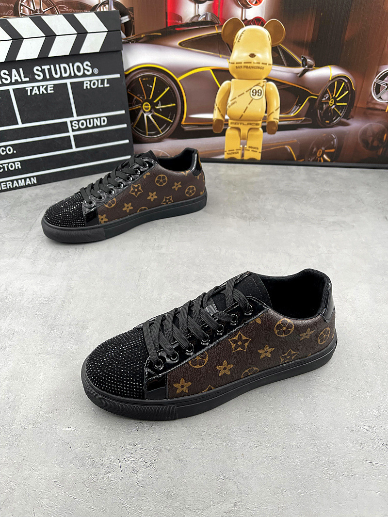 Hot Sale 2025 New Fashion Versatile Mens Casual Shoes Popular Style Soft Sole Leather Upper Low Top Leisure Shoes Brown Black Free Shipping