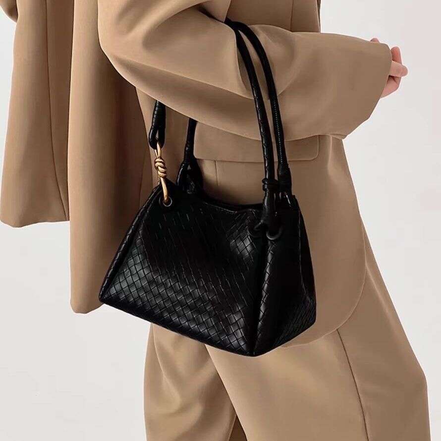 Knitted commuting niche 2025 high-end new casual large capacity women's bag single shoulder fashionable tote bag