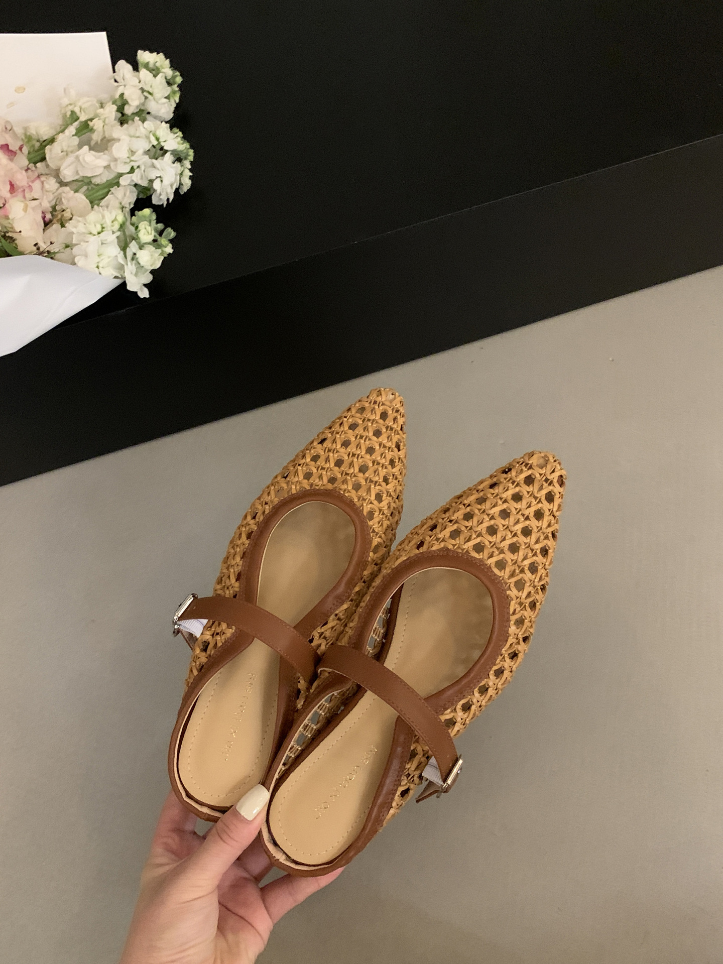 Internally raised woven toe half slippers for women's summer wear 2025 new fashionable and simple hollow pointed cool slippers
