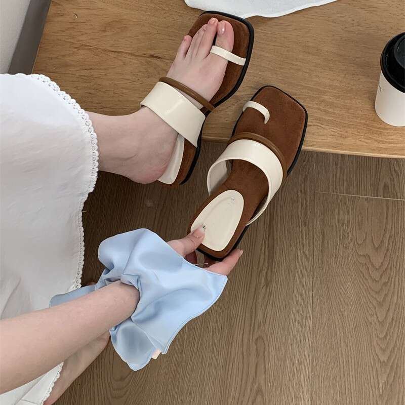 Wind square head suede thick sole toe set, women's 2025 new summer outfit, color blocked beach sandals