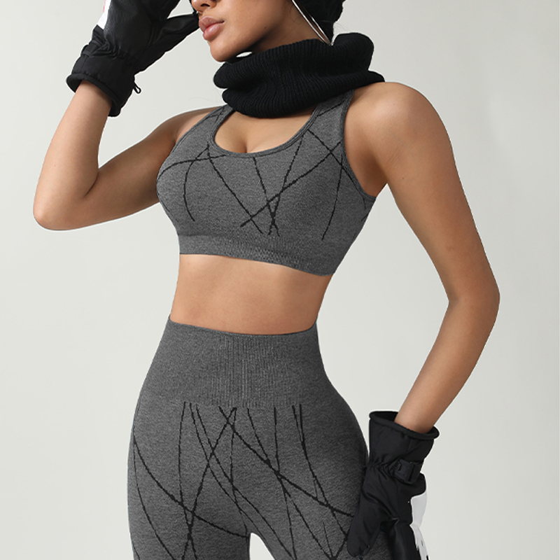 Ergonomic Fit Sportswear Ensemble Stretchy Moisture Wicking Apparel for Active Lifestyles