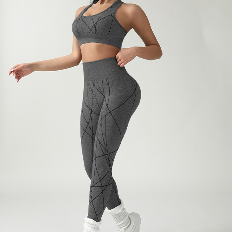 Ergonomic Fit Sportswear Ensemble Stretchy Moisture Wicking Apparel for Active Lifestyles