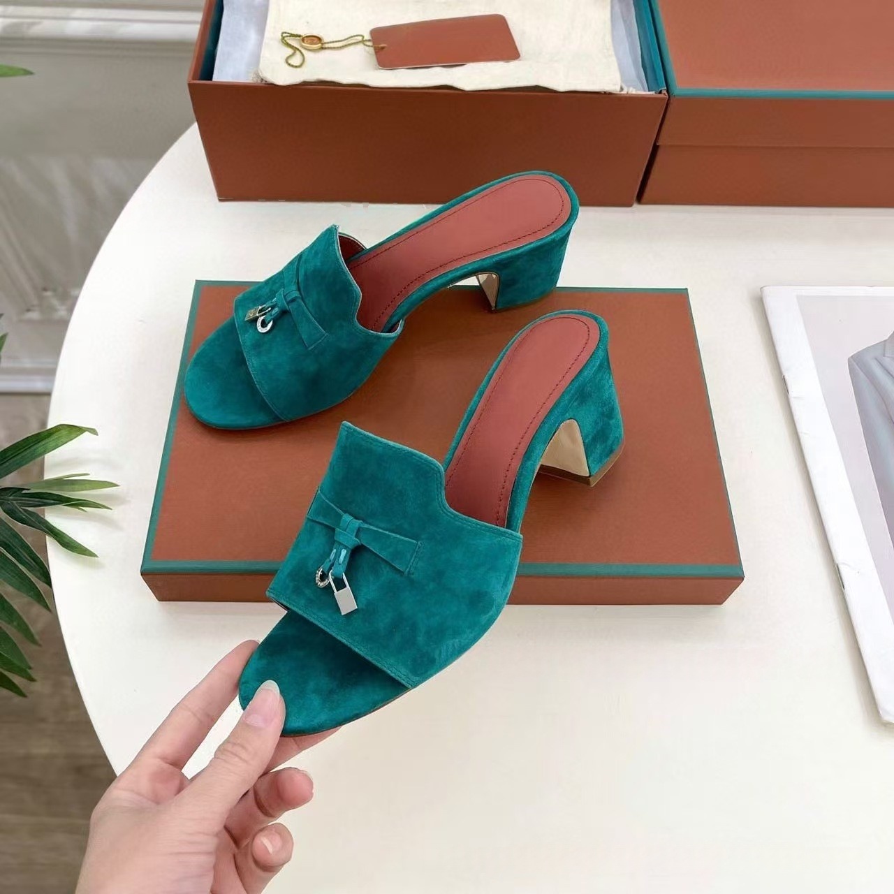 Fashion designer beach travel slippers high-quality women's slippers women's low heeled slippers suede leather women's slippers outdoor