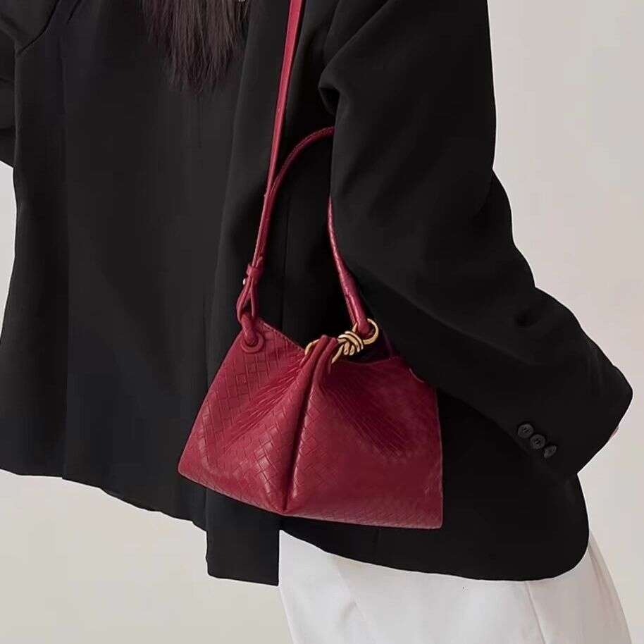 Knitted commuting niche 2025 high-end new casual large capacity women's bag single shoulder fashionable tote bag