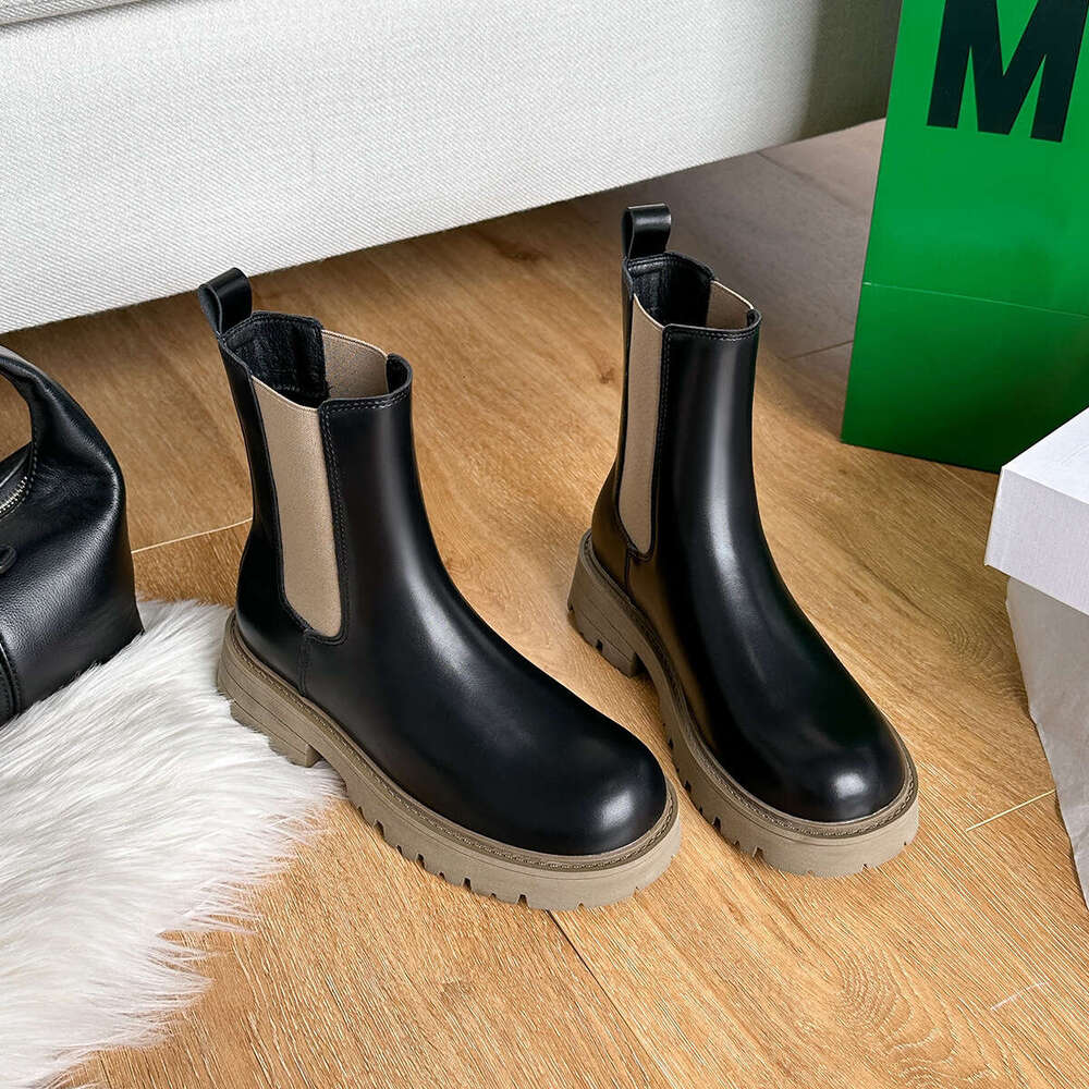 Chelsea short women's thick sole 2024 autumn and winter new British style chimney mid tube internet famous super hot Martin boots women