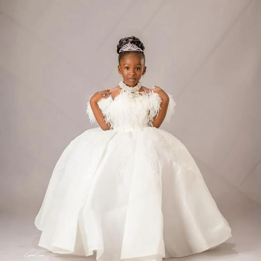 2025 Luxurious White Flower Girl Dresses Birthday Party Dress Illusion Feathered Halter Rhinestones Decorated Appliqued Lace Princess Ball Gown For Ma
