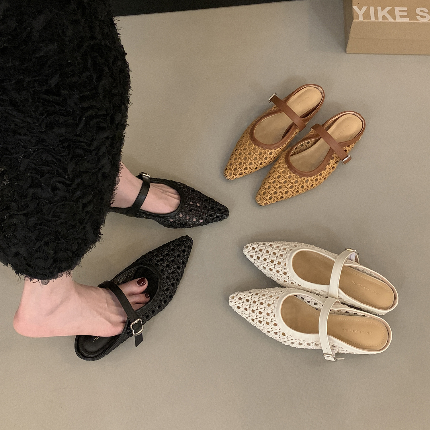 Internally raised woven toe half slippers for women's summer wear 2025 new fashionable and simple hollow pointed cool slippers