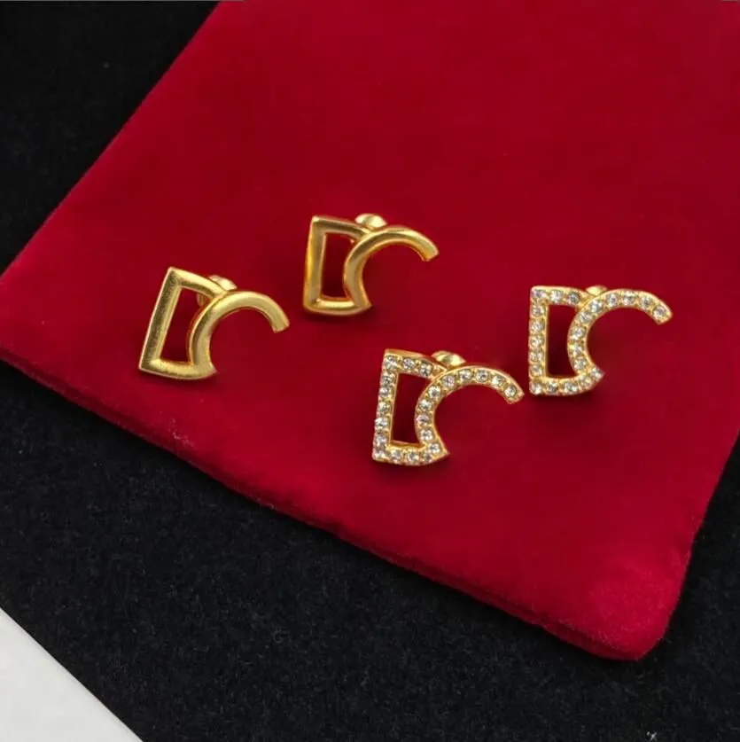 The latest designer luxury large letter women's earrings are the preferred gift for parties-588888