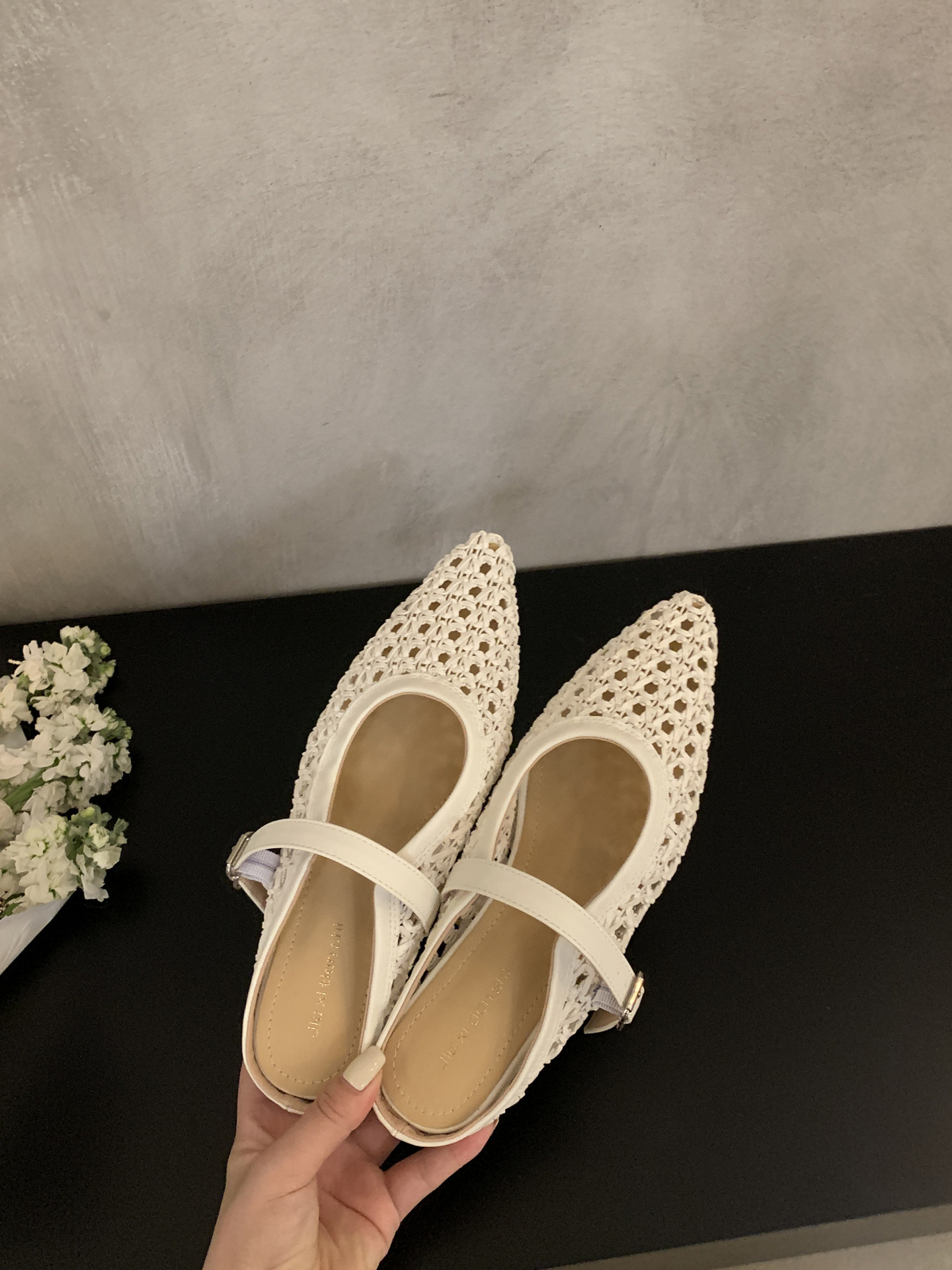 Internally raised woven toe half slippers for women's summer wear 2025 new fashionable and simple hollow pointed cool slippers