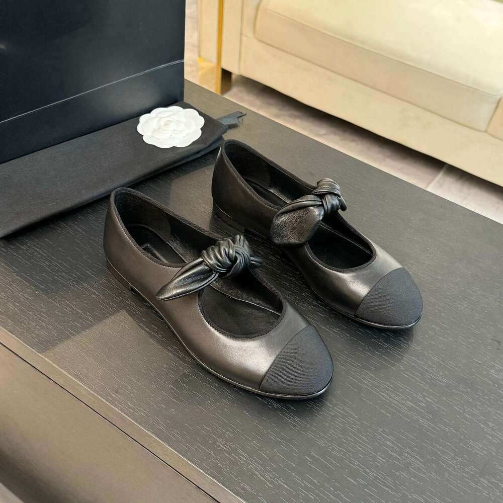 Xiaoxiangfeng butterfly bow contrasting round toe flat 2025 early spring new leather temperament elegant Mary Jane women's shoes