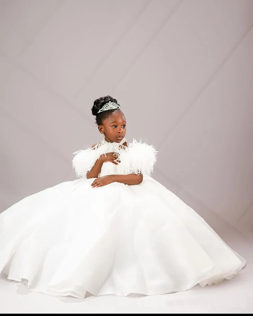 2025 Luxurious White Flower Girl Dresses Birthday Party Dress Illusion Feathered Halter Rhinestones Decorated Appliqued Lace Princess Ball Gown For Ma