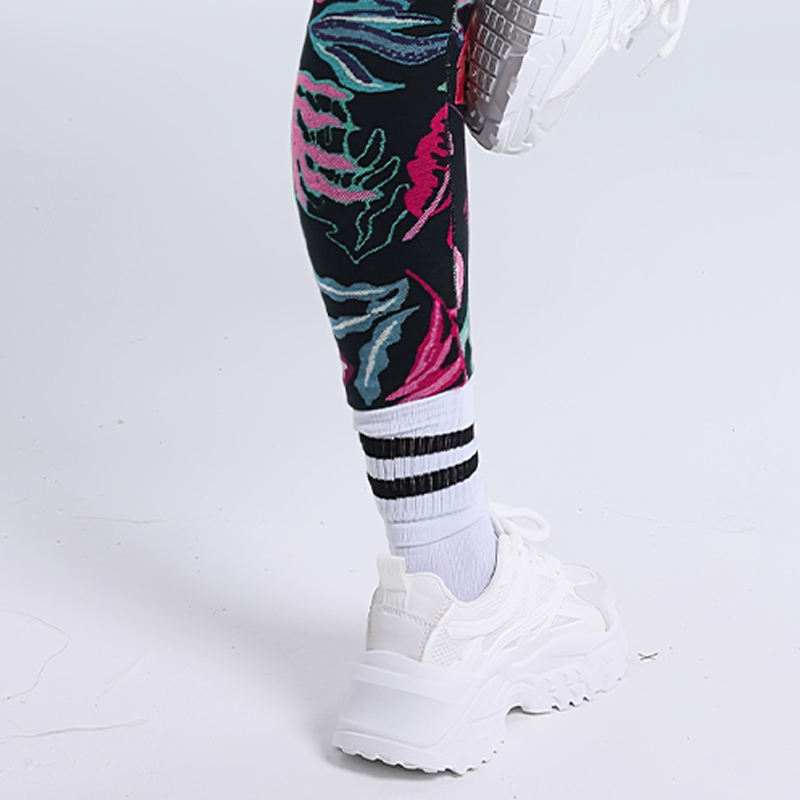Fashionable Athletic Bottoms: High Elastane Gymwear with Contouring Features for Ladies Figure Enhancement