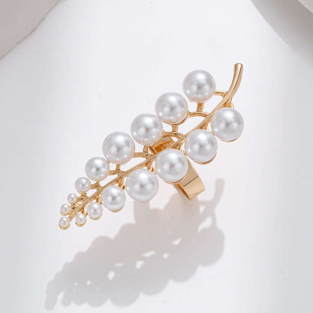 Designer Jewellery High Quality Starfish Pearl Hollowed Flower Opening Ring Niche Design for Resort Style Holiday Gift Textured Elegant Accessory