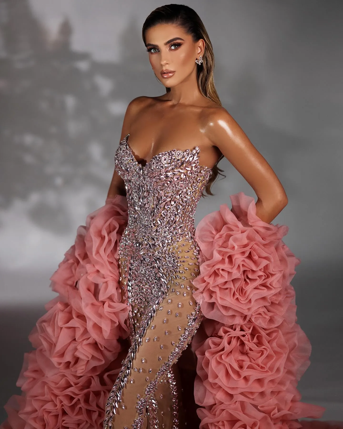 Stunning Crystal Jumpsuit Evening Dresses Elegant Strapless Prom Dress Backless Beaded Formal Party Dresses With Ruffles Cape