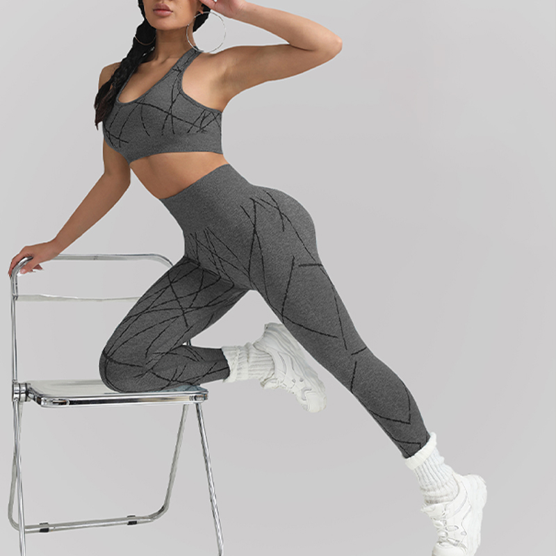 Ergonomic Fit Sportswear Ensemble Stretchy Moisture Wicking Apparel for Active Lifestyles