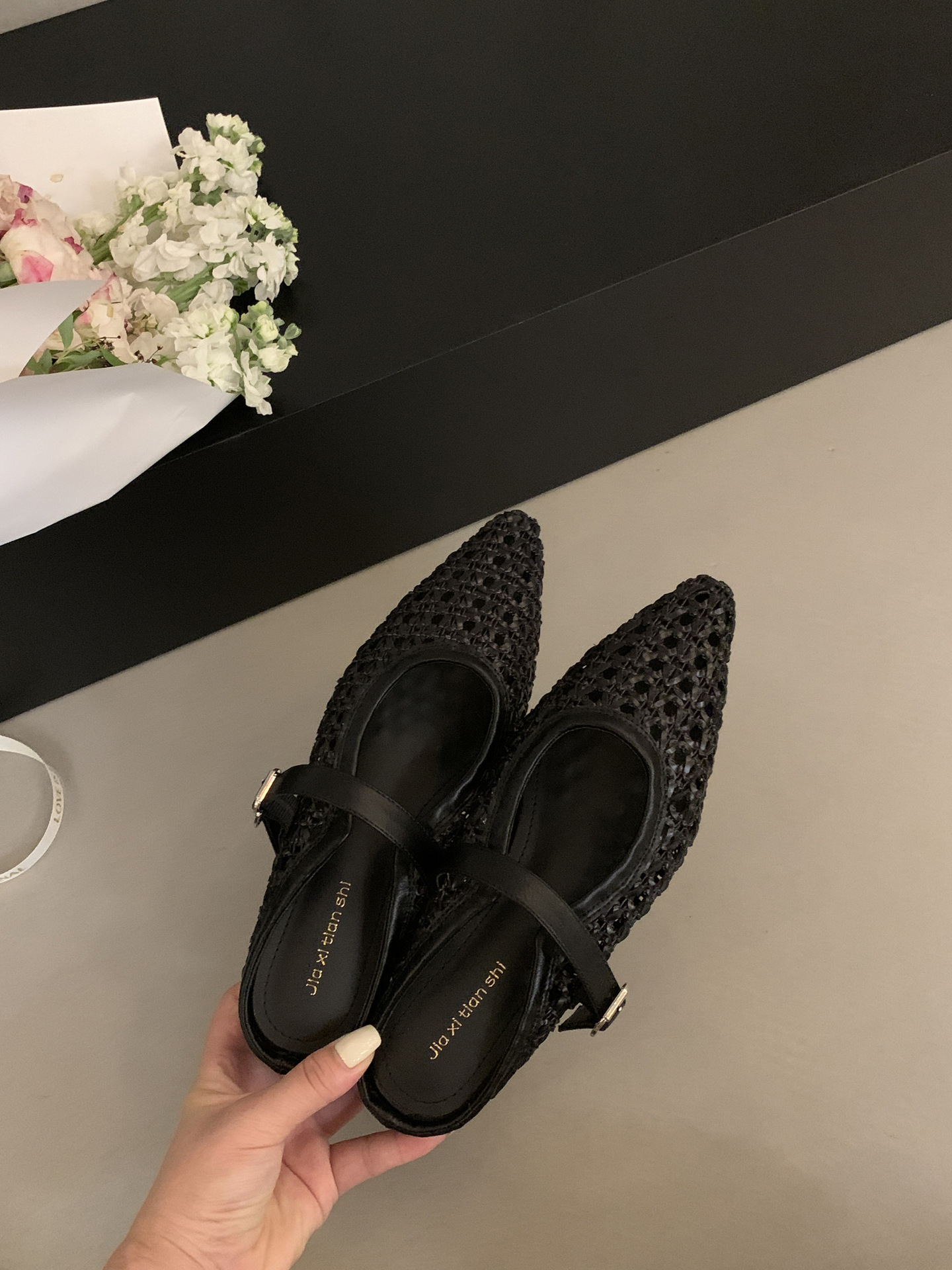 Internally raised woven toe half slippers for women's summer wear 2025 new fashionable and simple hollow pointed cool slippers