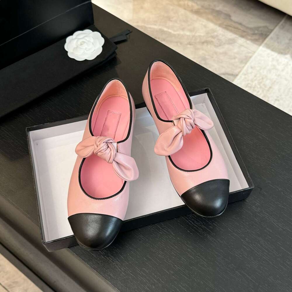 Xiaoxiangfeng butterfly bow contrasting round toe flat 2025 early spring new leather temperament elegant Mary Jane women's shoes