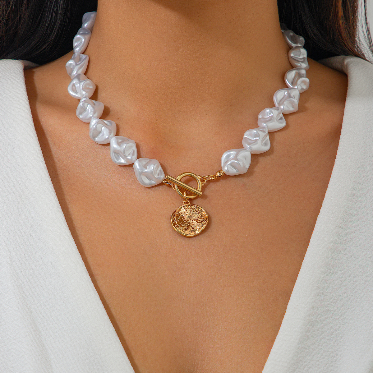 Fashion irregular shaped pearl necklace light luxury style metallic feeling collarbone chain set for accessories
