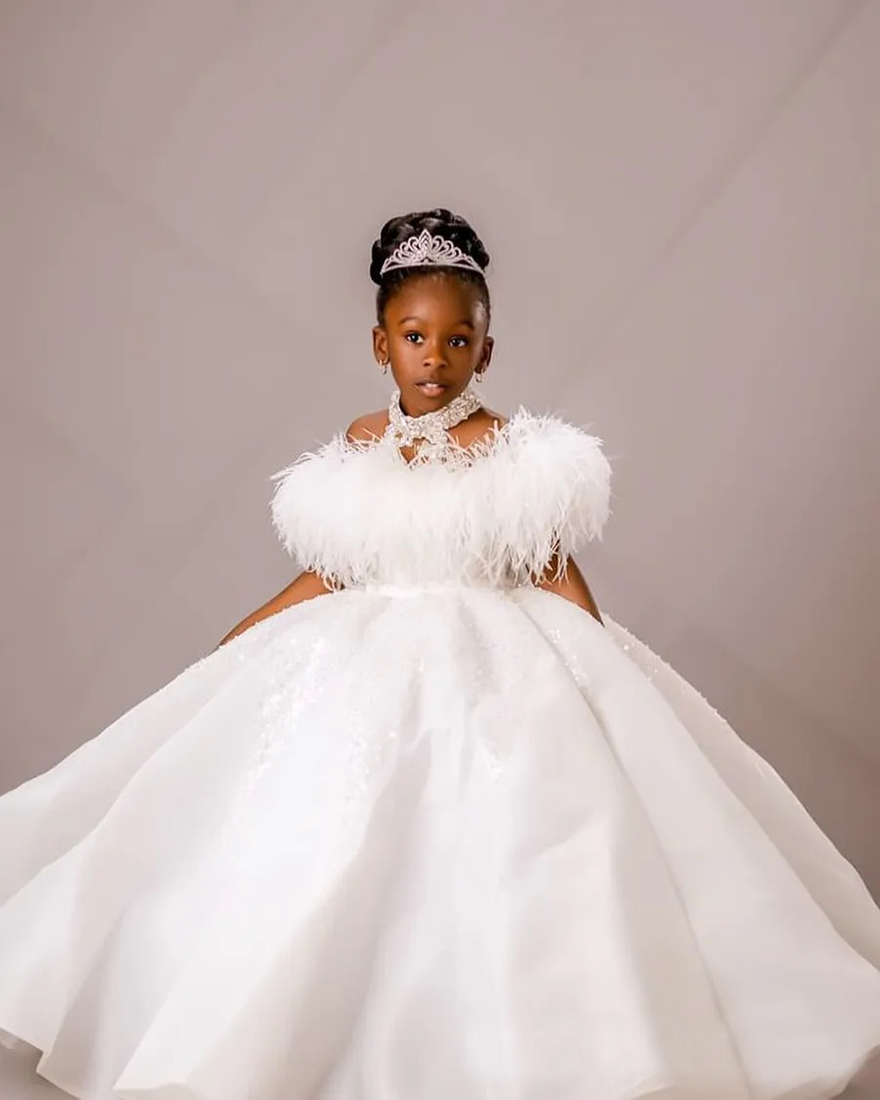 2025 Luxurious White Flower Girl Dresses Birthday Party Dress Illusion Feathered Halter Rhinestones Decorated Appliqued Lace Princess Ball Gown For Ma