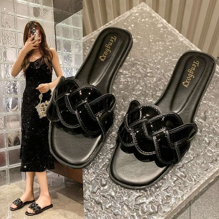 New Straight Line Fried Dough Twists Cross Belt Flat Slippers Designer Sandals Spring 2025 Leisure Large Holiday Seaside Women's Slippers