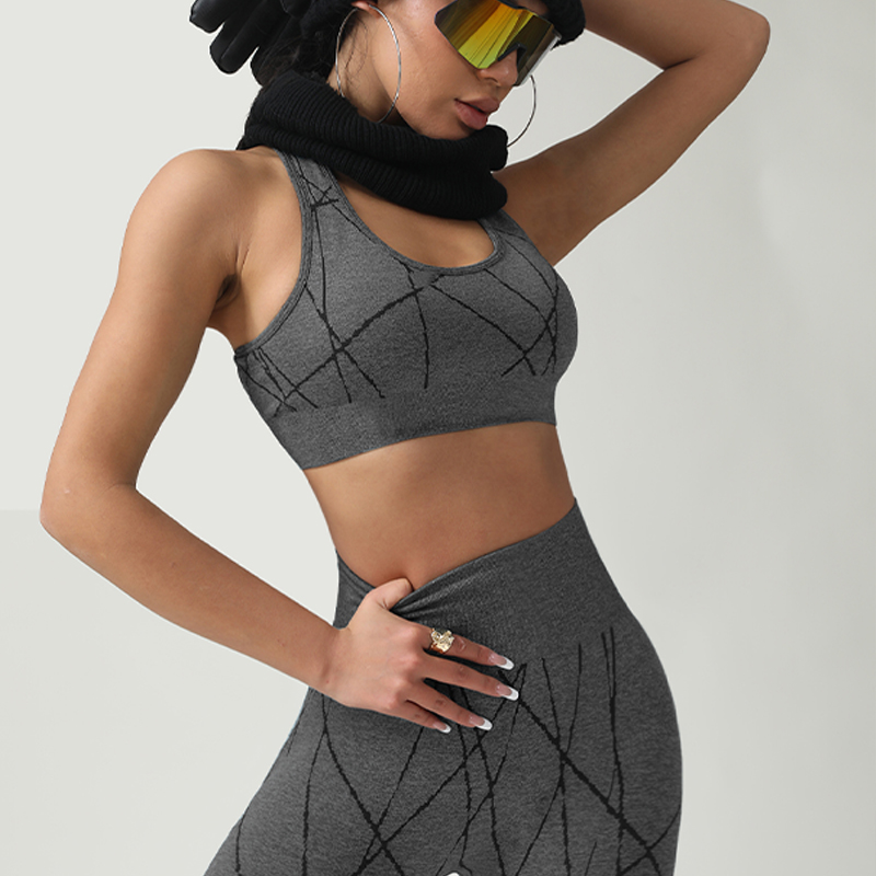 Ergonomic Fit Sportswear Ensemble Stretchy Moisture Wicking Apparel for Active Lifestyles
