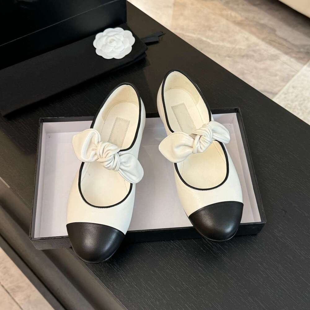 Xiaoxiangfeng butterfly bow contrasting round toe flat 2025 early spring new leather temperament elegant Mary Jane women's shoes