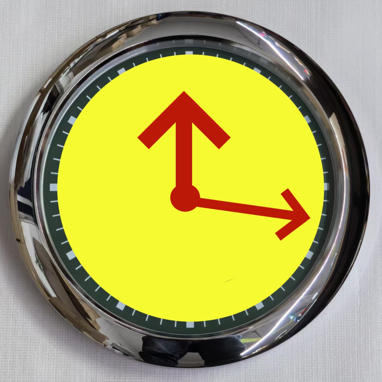 Elegant Oversized 34CM Wall Clocks with Quiet Mechanism and Light-Up Functionality Sleek Stainless Steel Finish for Timeless Style