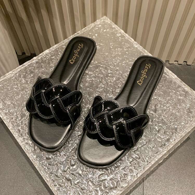 New Straight Line Fried Dough Twists Cross Belt Flat Slippers Designer Sandals Spring 2025 Leisure Large Holiday Seaside Women's Slippers