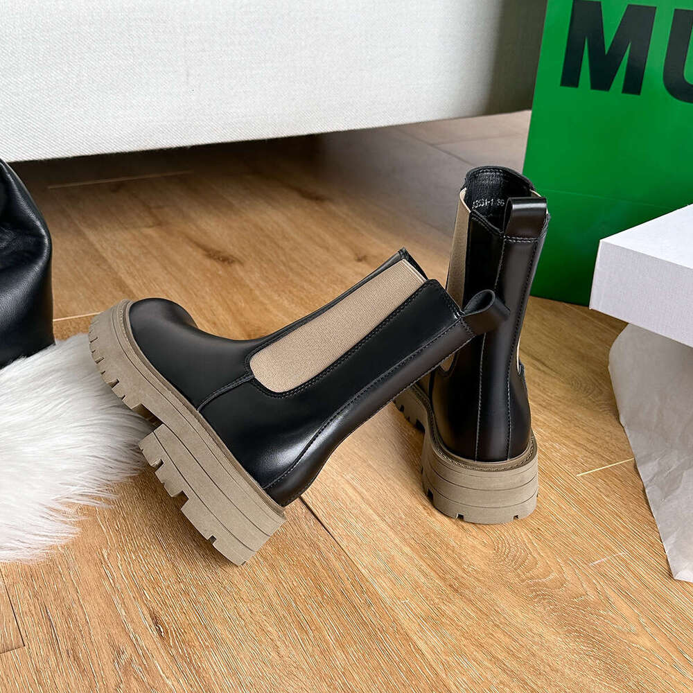 Chelsea short women's thick sole 2024 autumn and winter new British style chimney mid tube internet famous super hot Martin boots women