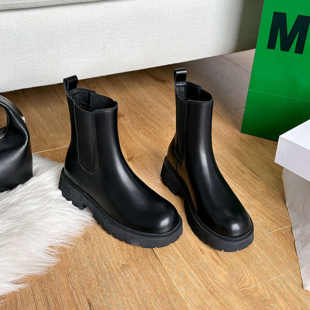 Chelsea short women's thick sole 2024 autumn and winter new British style chimney mid tube internet famous super hot Martin boots women