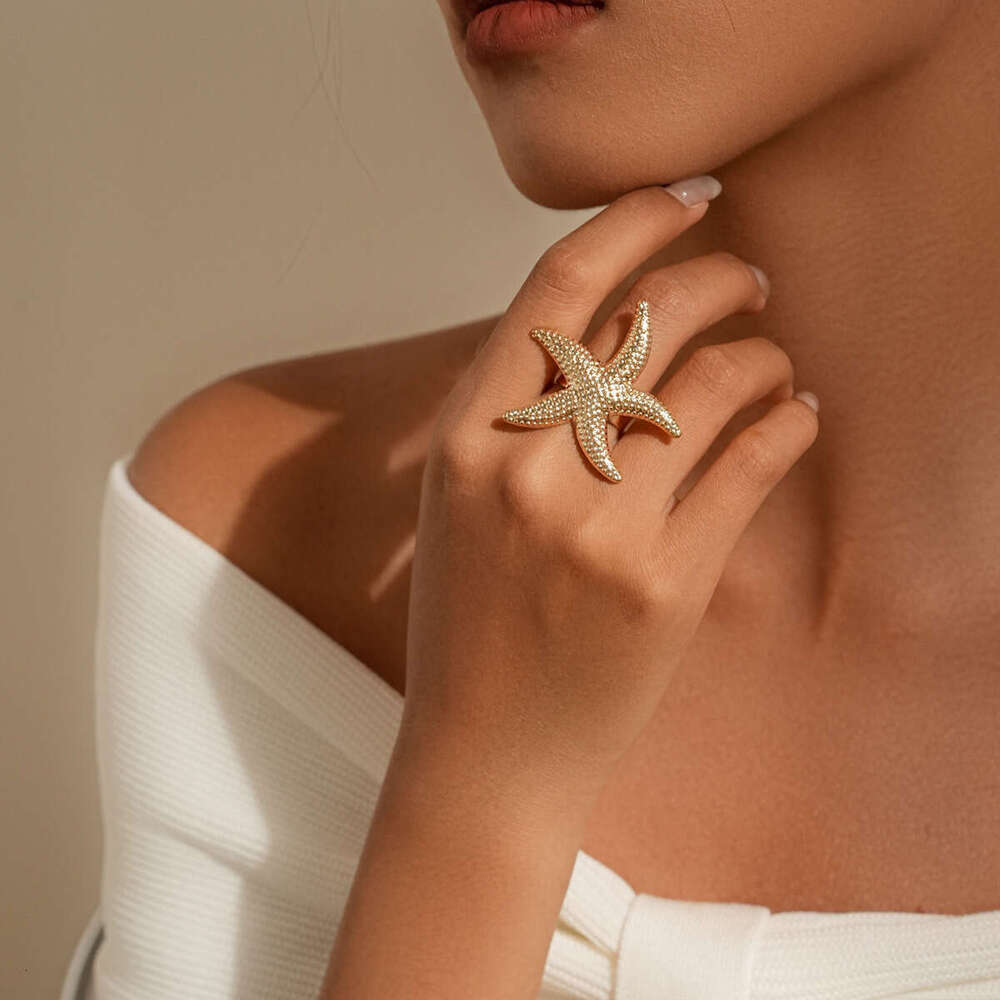 Designer Jewellery High Quality Starfish Pearl Hollowed Flower Opening Ring Niche Design for Resort Style Holiday Gift Textured Elegant Accessory