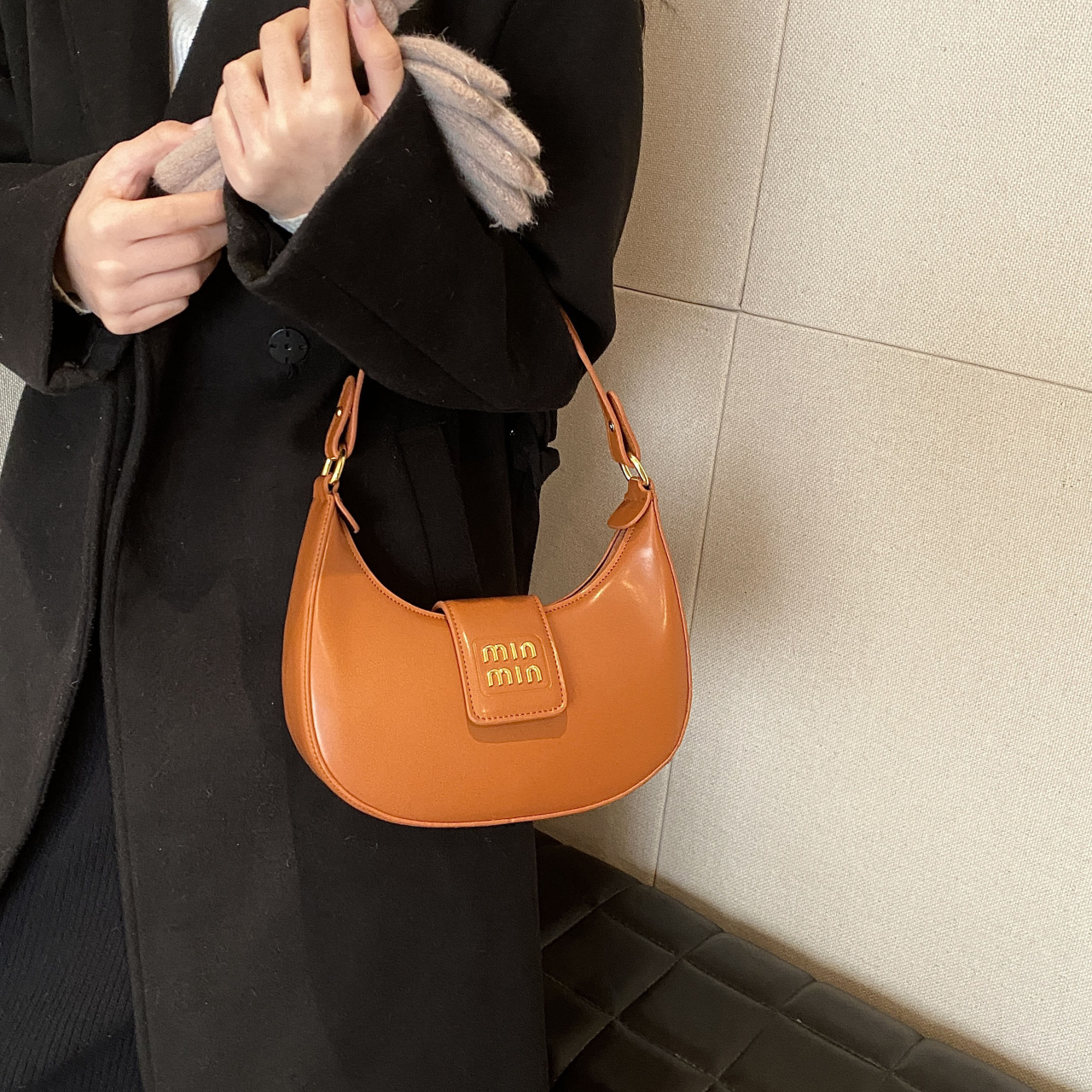 2025 Designer Bag Vintage Women's Shoulder Bag Stylish Crescent-shaped Crossbody Purse Premium Texture Commute Underarm Bag With Free Shipping