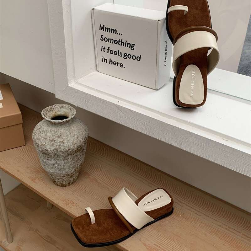 Wind square head suede thick sole toe set, women's 2025 new summer outfit, color blocked beach sandals