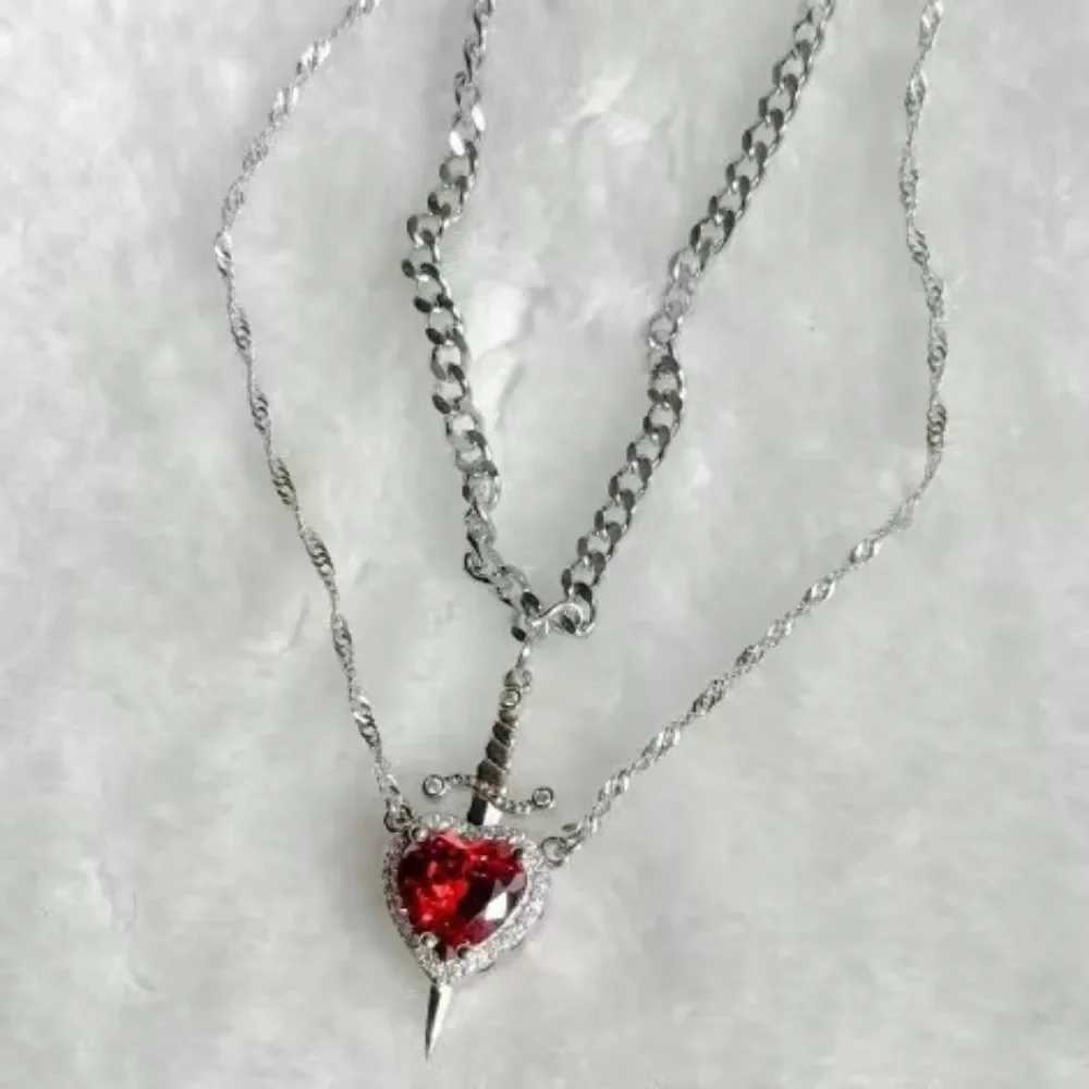 The Huntsmanand Snow White Couple Necklace Heart and Sword Pendant Necklace for Women Romantic Valentines Day Jewelry Gifts XJ250524