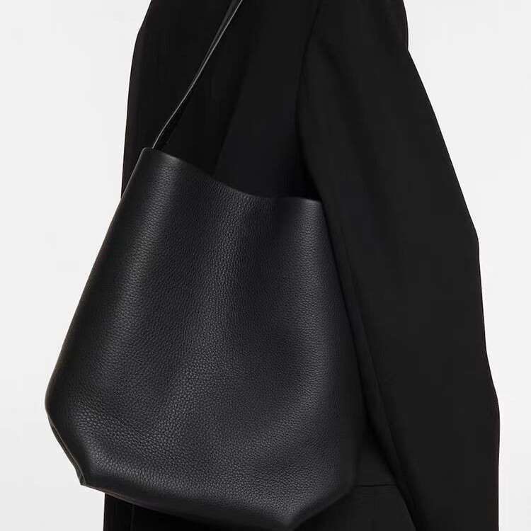 Row's new niche high-end large capacity single shoulder tote bag, black top layer leather commuting bucket bag