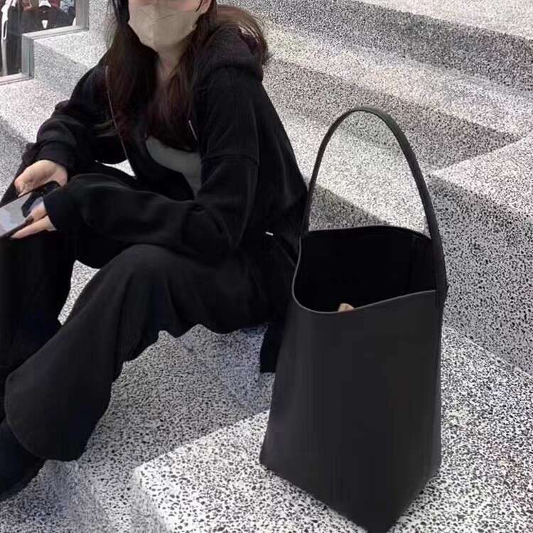 Row's new niche high-end large capacity single shoulder tote bag, black top layer leather commuting bucket bag