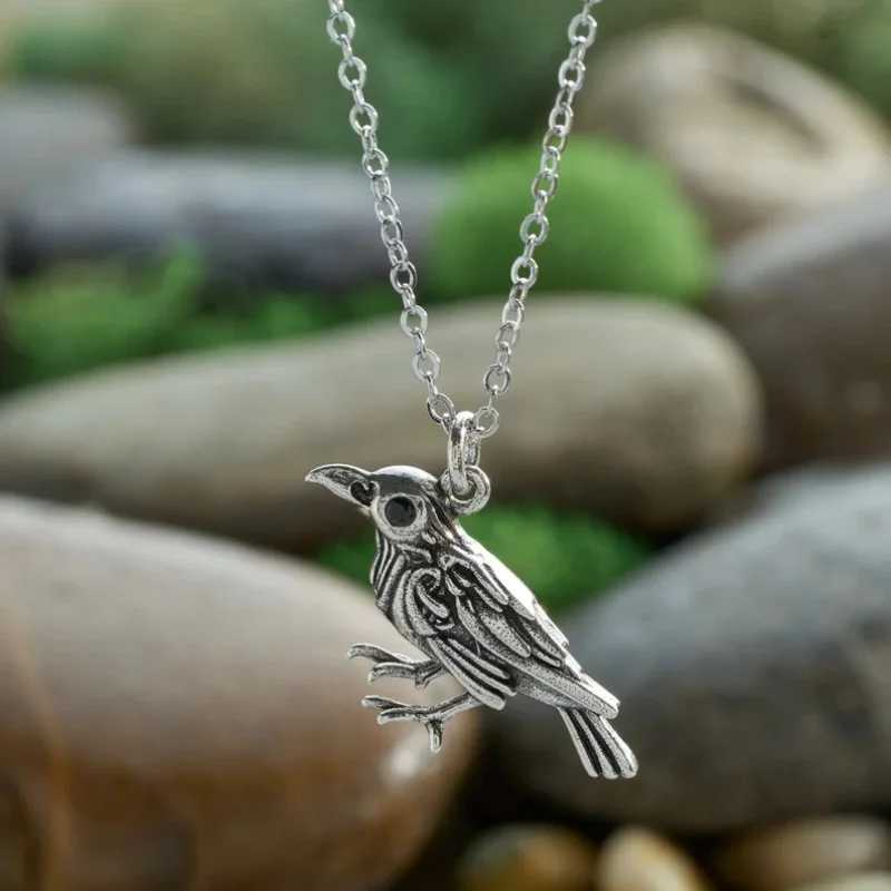 Retro Punk Style Animal Black Eyed Crow Pendant Womens Party Jewelry Necklace XJ250524