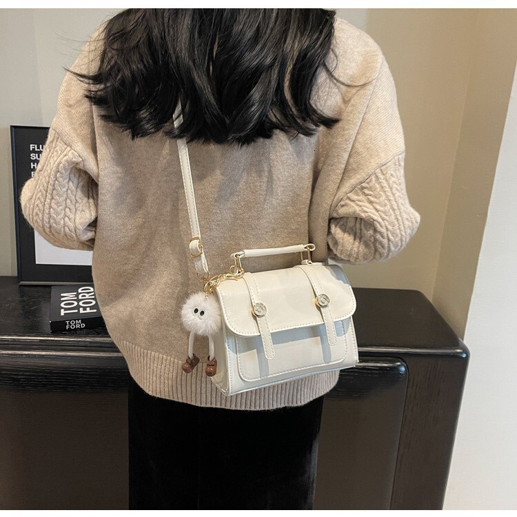 New brown Western style women fashion s niche fashion crossbody bag popular shoulder bag designer fashionable fashion women s handbag