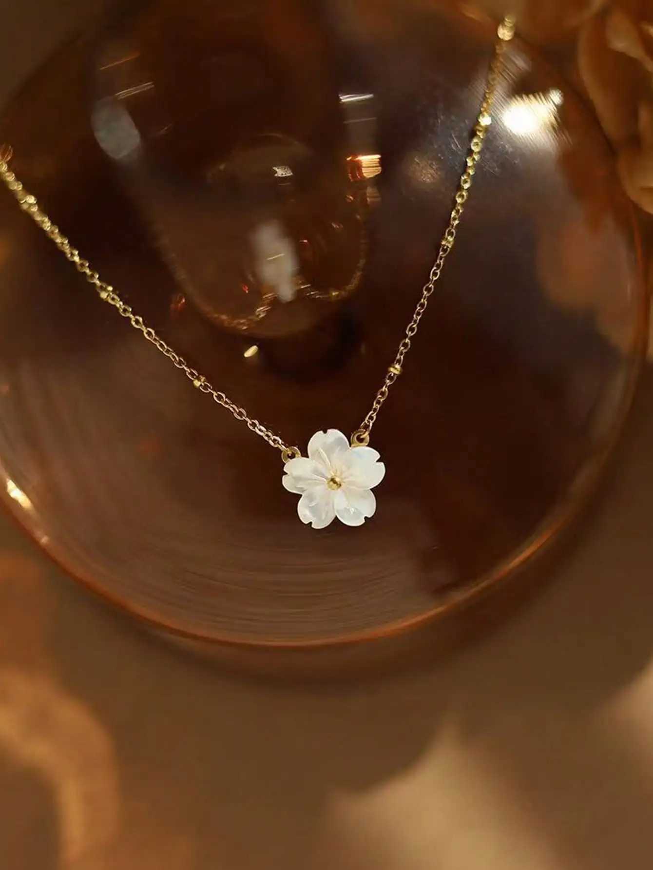 1pc Stainl Steel Romantic White Shell Flower Floral Pendant Necklace French Retro Clavicle Chain Elegant Daily Wear For W XJ250524